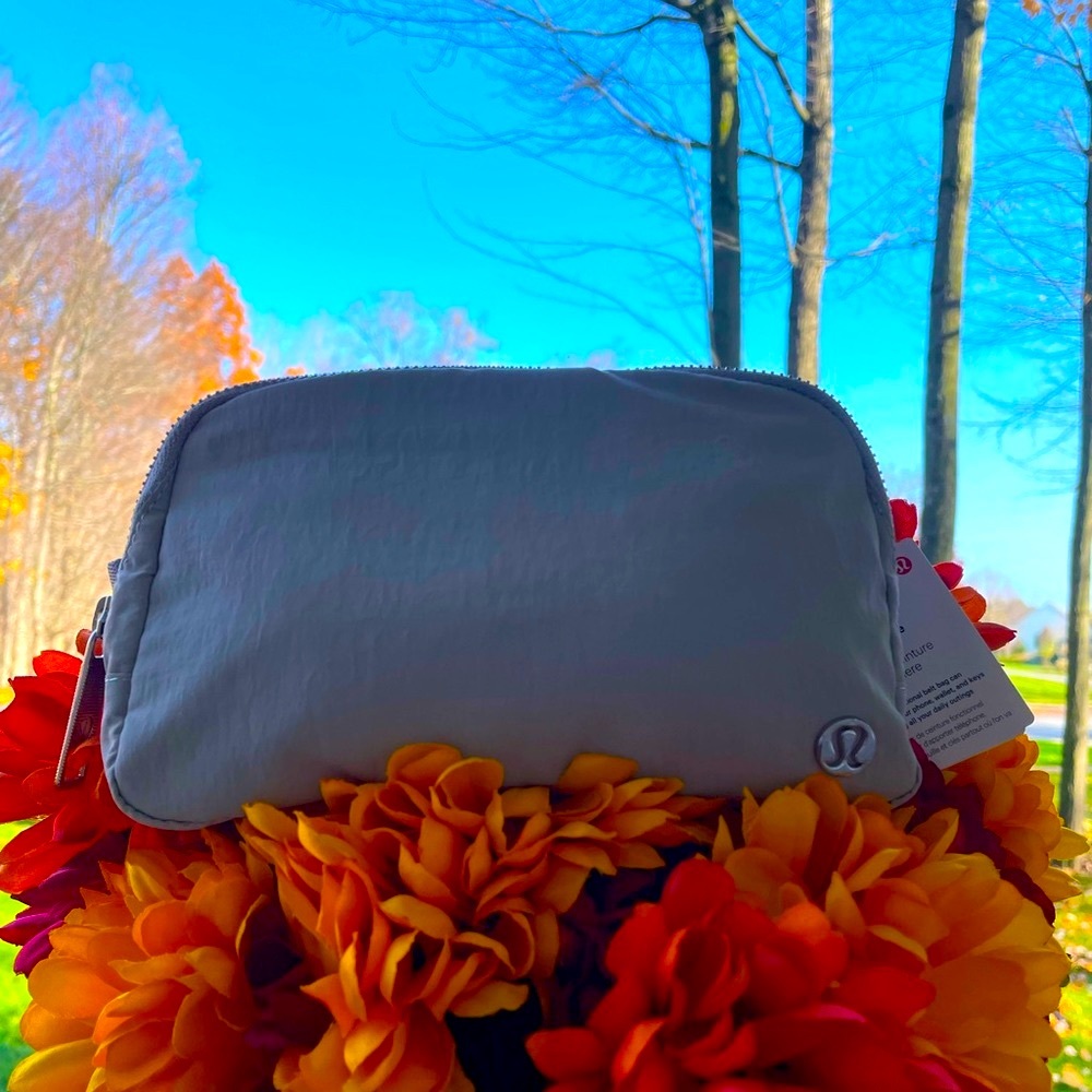 NWT!🩶🩶LULULEMON EVERYWHERE BELT BAG SEAL GREY ORIGINAL STRAP VERSION!